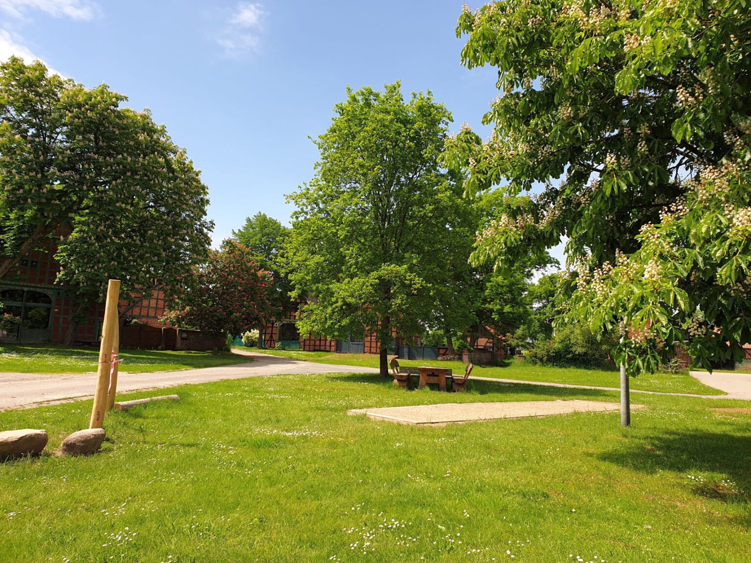 Der Dorfplatz früher und heute Rundlinge im Wendland Der Dorfplatz früher und heute Rundlinge im Wendland